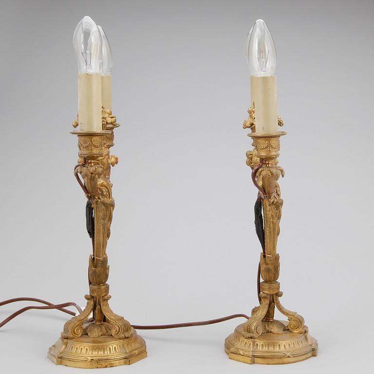 BORDSLAMPOR, ett par förgylld mässing, Ny-Louis XVI, 1800-talets andra hälft.