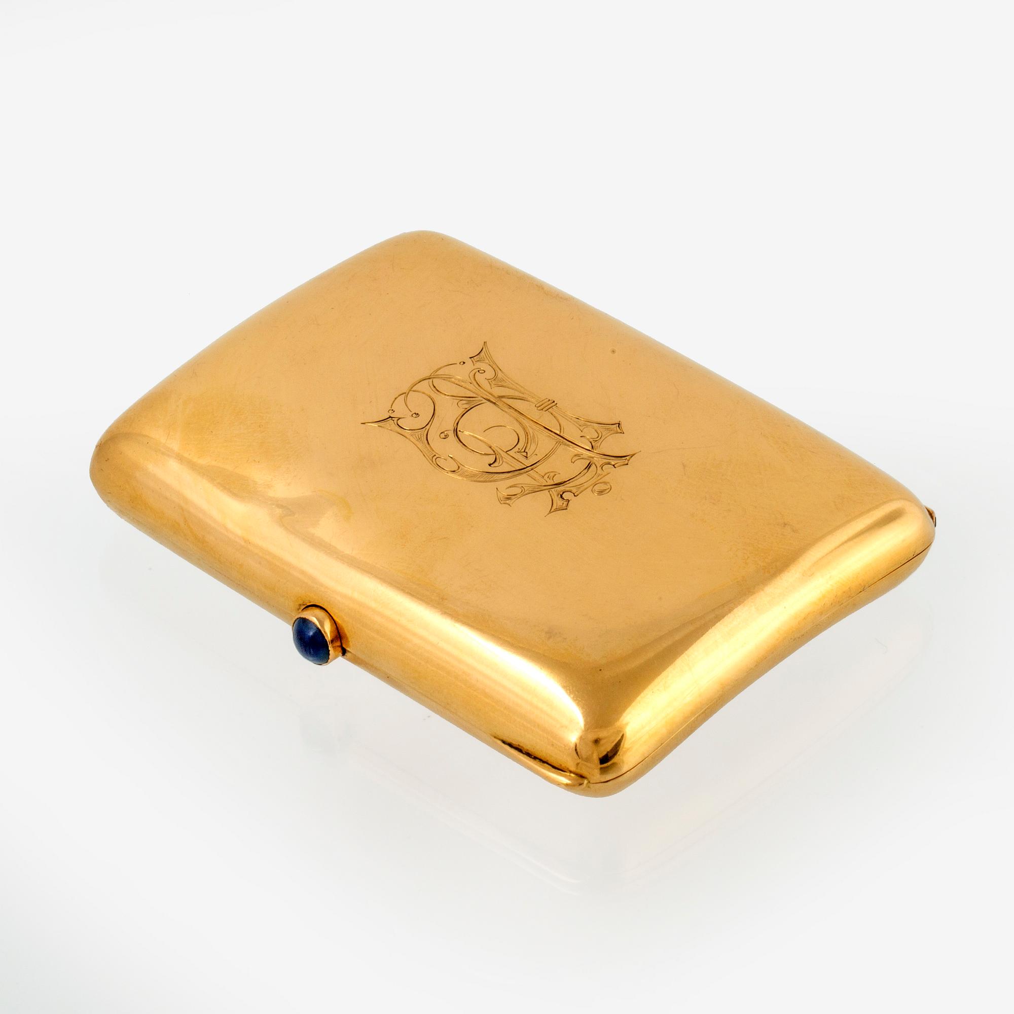 A 18 carat gold cigarette case from G Dahlgren & Co, Malmö 1912.
