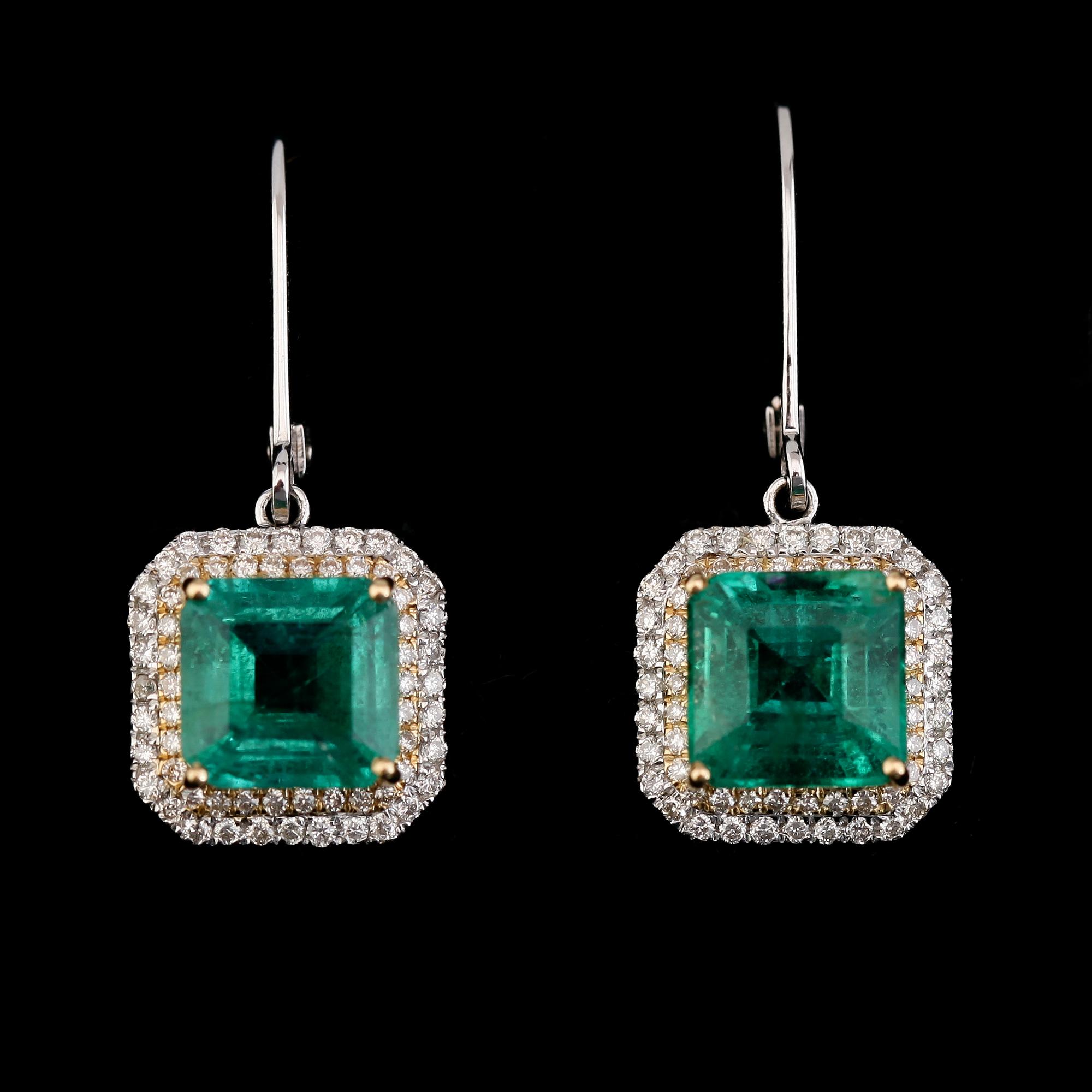 ÖRHÄNGEN, 1 par, 18K vit/gult guld, diamanter tot ca 0.40 ct, smaragder tot ca 4.00 ct.