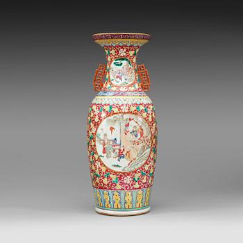 412. A large peach pink ground famille rose vase, late Qing dynasty.