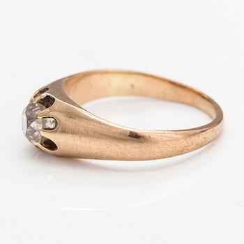 A 9K gold ring with an old-cut diamond ca. 0.44 ct.