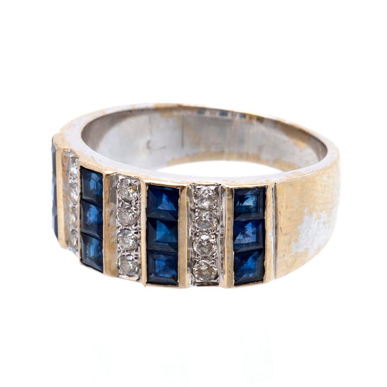Ring 18K whitegold sapphires and brilliant-cut diamonds approx 0,30 ct in total.