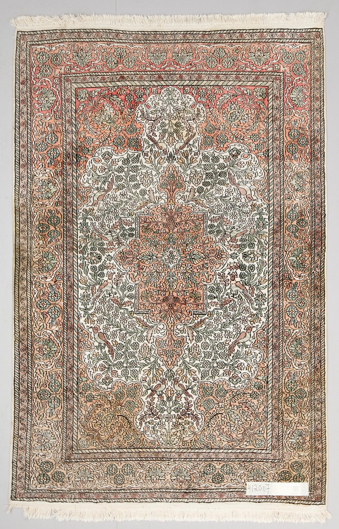 MATTA, Kashmir, silke. 190 x 125 cm.
