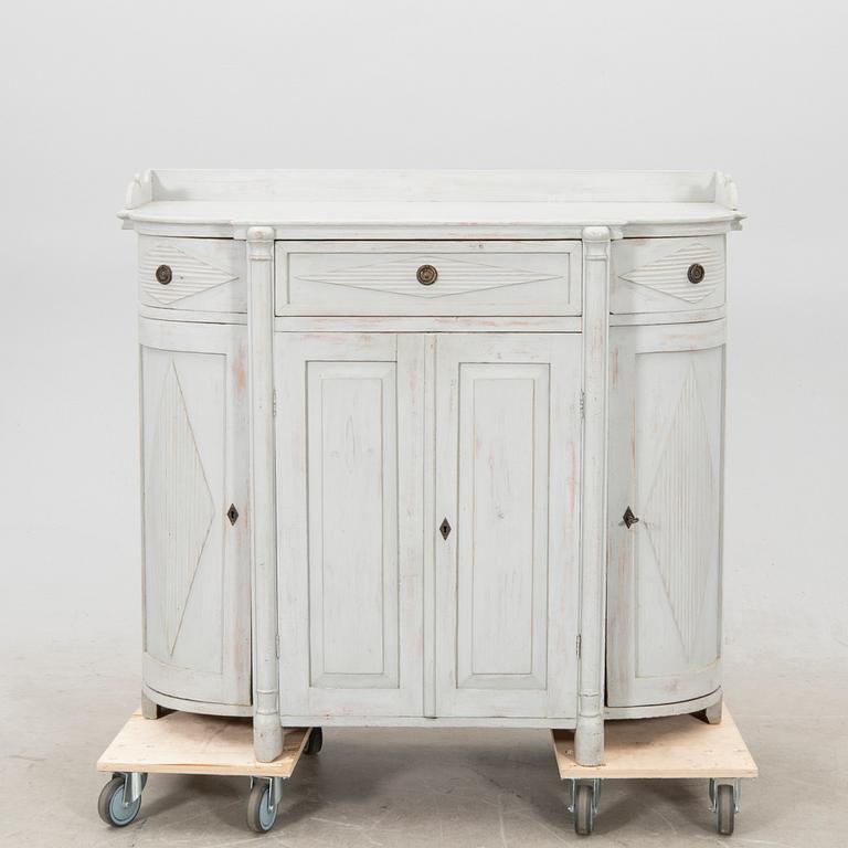 A late Gustavian paitned cupboard early 1800s.