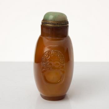 A Chinese agate and nephrite snuffbottle, late Qing dynasty, 19th century.