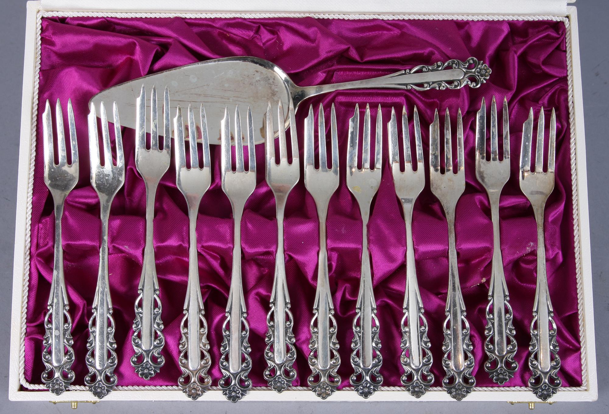 TÅRTGAFFLAR, 12 st samt TÅRTSPADE, silver bl a 1976.