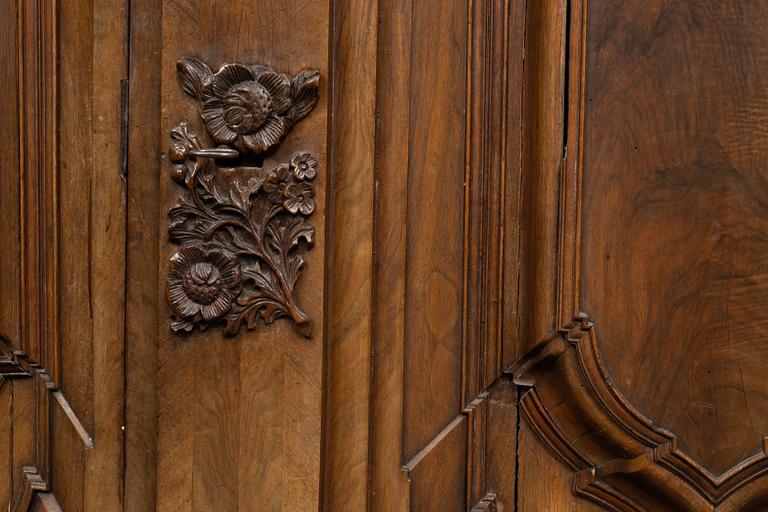 A walnut veneered Baroque cabinet, from around the year 1700.