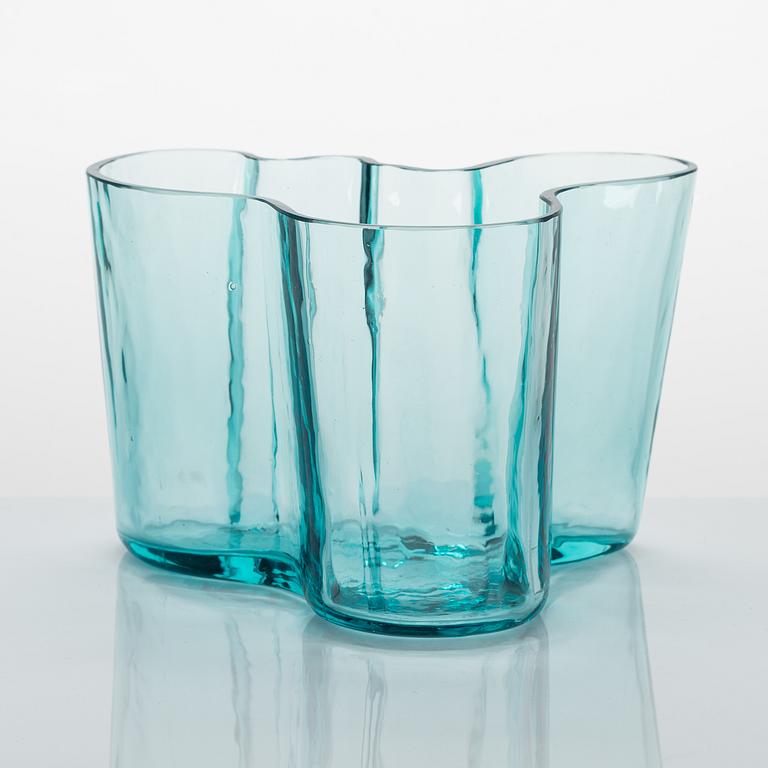 ALVAR AALTO, A '9750' vase Karhula Glassworks in production 1937-1949. Finland.