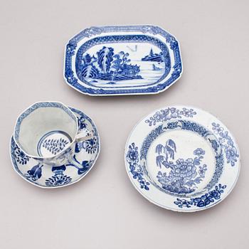 BÄRTALLRIK, FAT samt KOPP med FAT, porslin, Kina, Qing dynastin, bland annat Qianlong (1735-96).