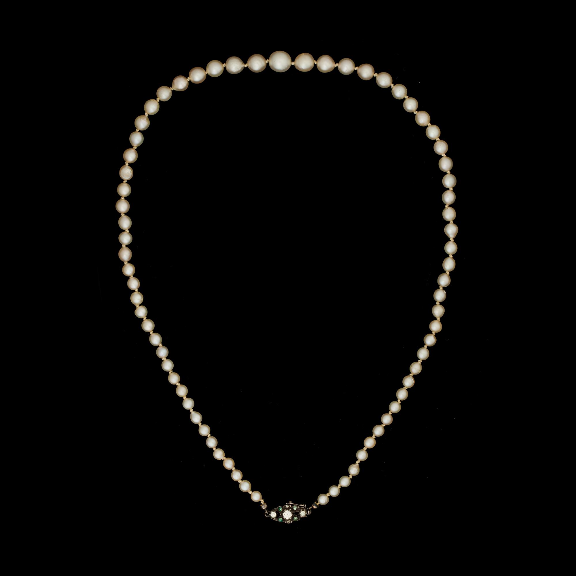 COLLIER, odlade pärlor med lås i silver.