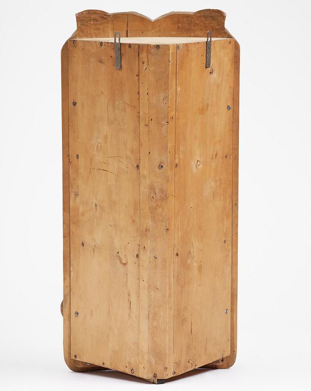 Jugend, hörnskåp, skulpterad björk, Sverige, tidigt 1900-tal.