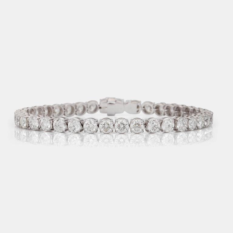 A brilliant-cut diamond bracelet, total carat weight 11.73 ct. Quality F-H/SI2 according to IGI certs.