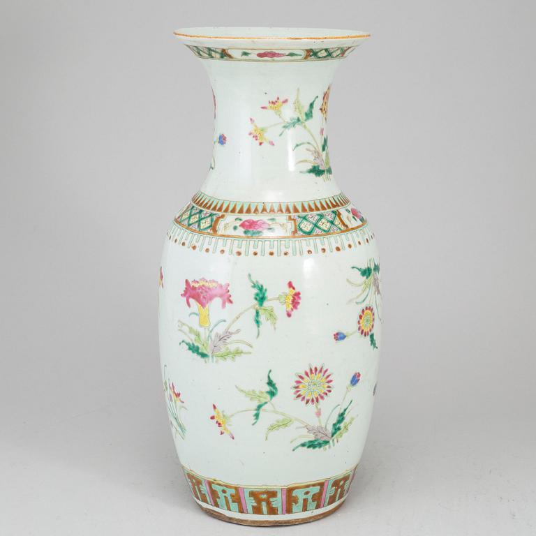 A famille rose vase, Qing dynasty, late 19th century.