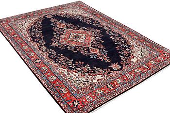 A Hamadan carpet, c. 298 x 215 cm.