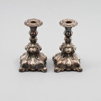 LJUSSTAKAR, ett par, silver, importstämplade, omkring 1900-talets mitt.