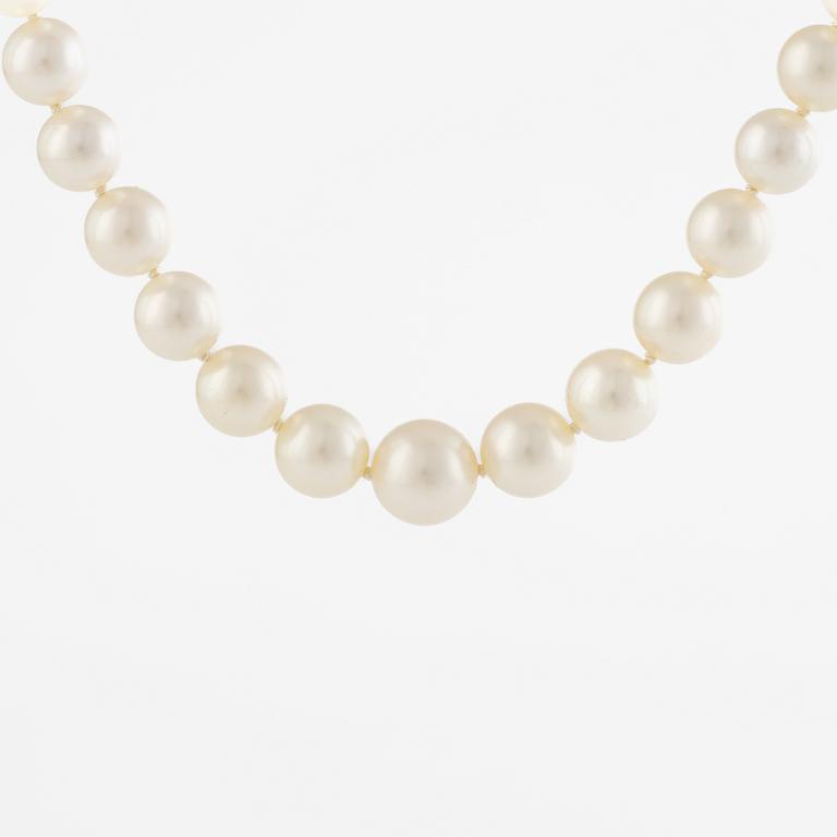 Pearl necklace, graduated cultured pearls with clasp in 18K gold.