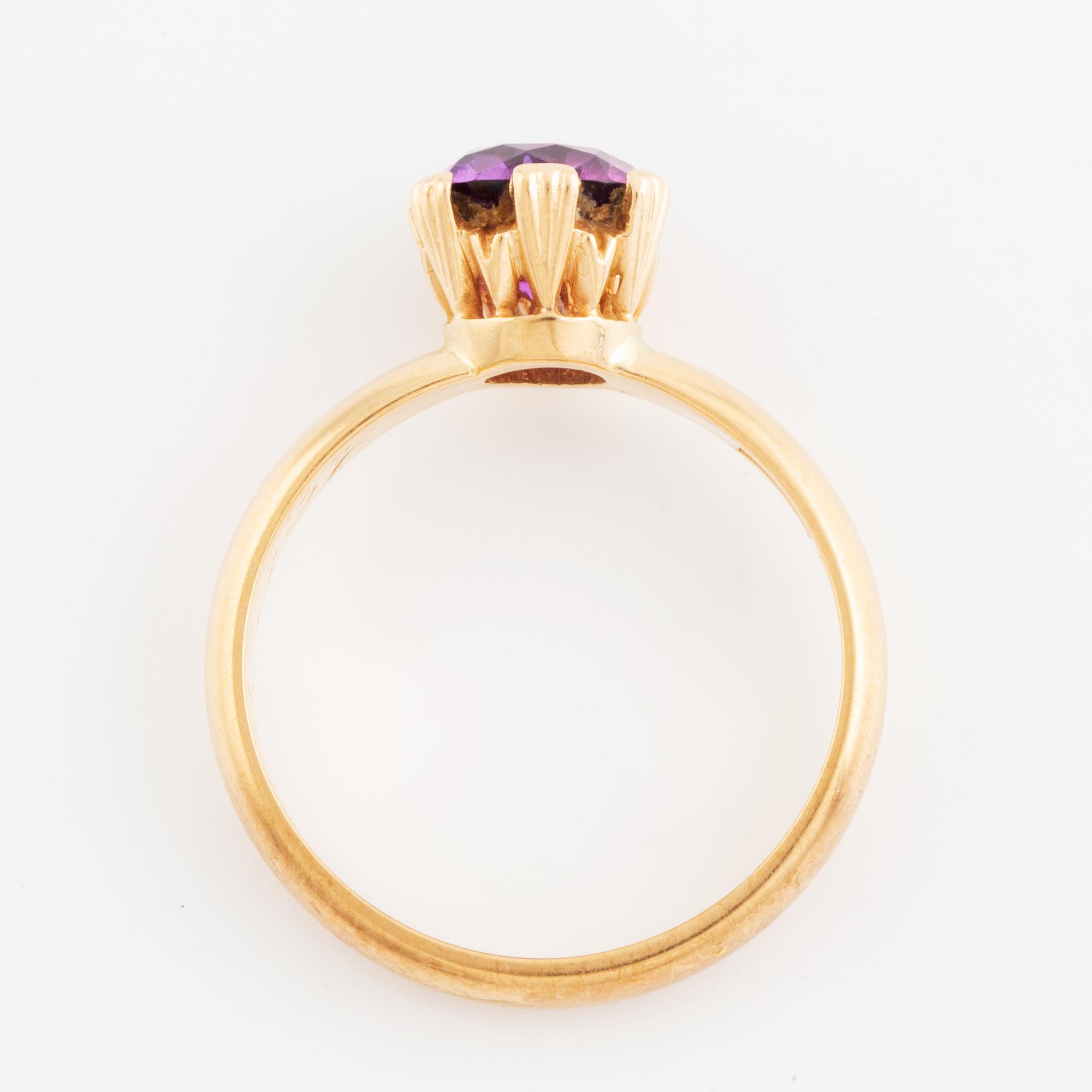 18K gold and synthetic sapphire ring.