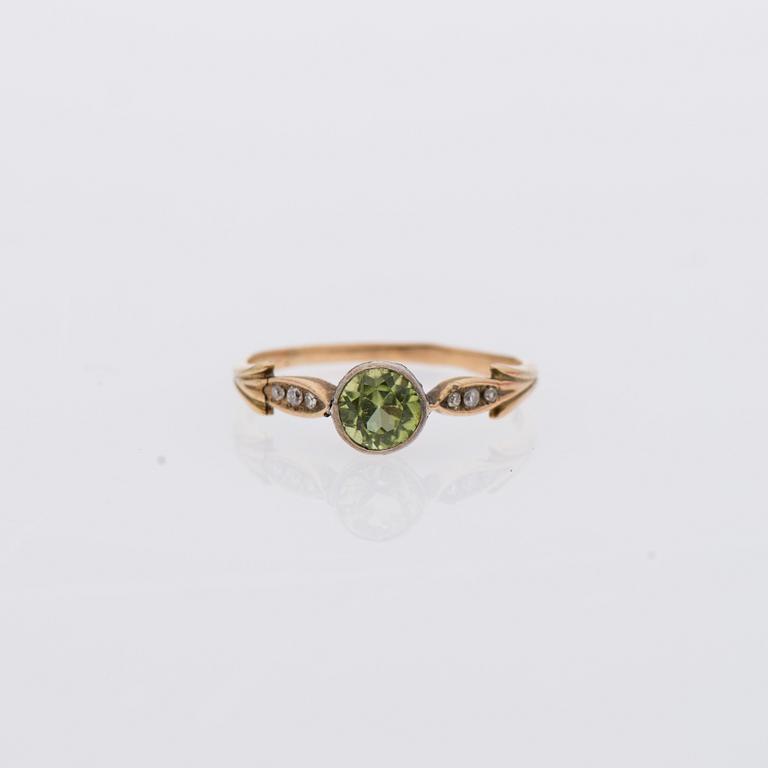 RING, 14K (56) guld, peridot, diamanter.