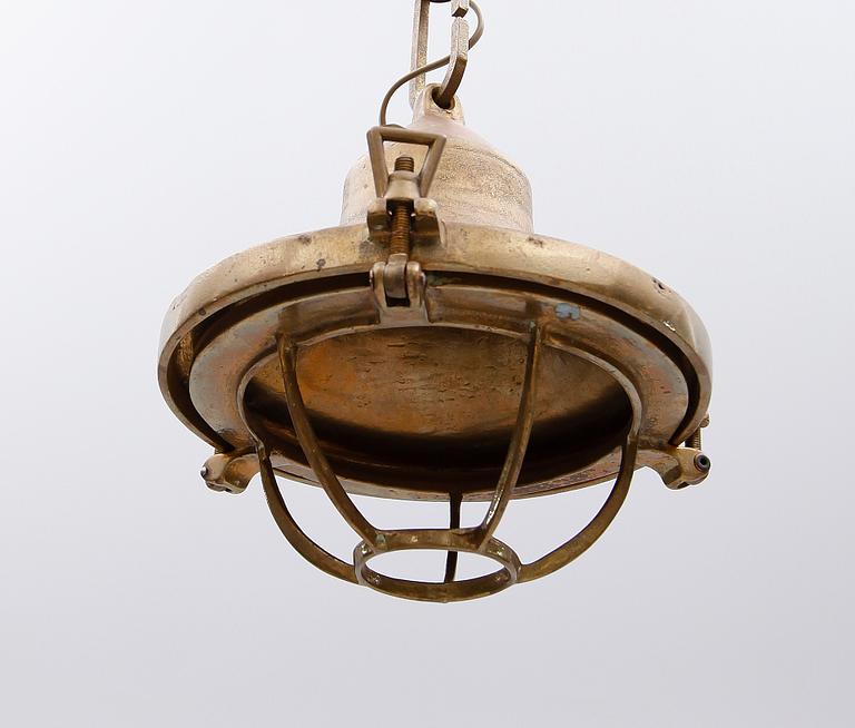 SKEPPSLAMPOR, 2 st, taklampa och vägglampa, 1900-talets första hälft. Höjd ca 25 cm.