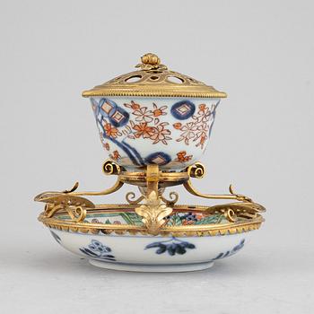 Tekopp, porslin, Kina Qingdynastin, Qianlong (1736-1795) samt fat, porslin, Japan, 1900-tal. Omgjort till askfat.