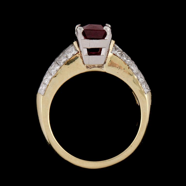 RING, 18k guld fasettslipad rubin, 3.00 ct samt prinsesslipade diamanter, totalt 3.00 ct. Vikt 10 g.