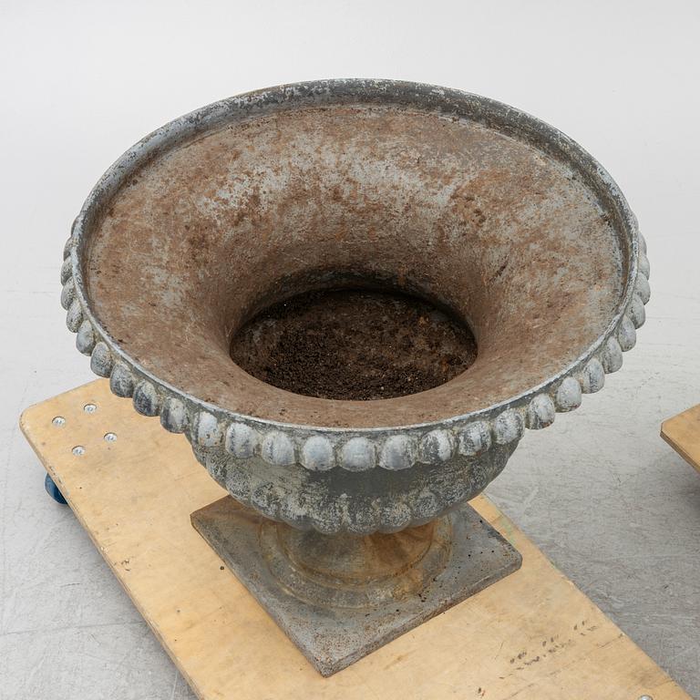 Garden urns, a pair, 20th century.