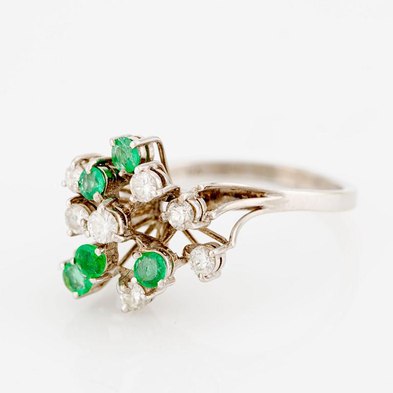 Ring in 18K white gold with emeralds and brilliant-cut diamonds.