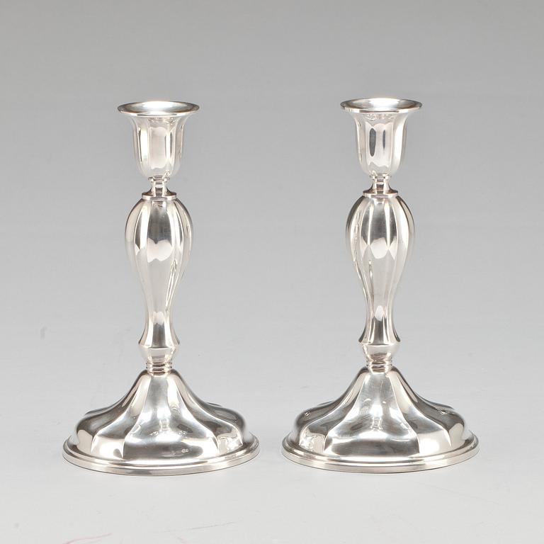LJUSSTAKAR, ett par. Silver, rokokostil. 1900-tal.