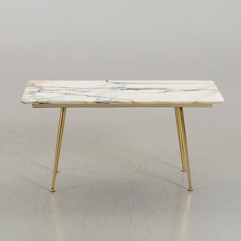 A LATE 20TH CENTURY COFFEE TABLE,