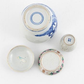 A Chinese porcelain box with cover, a miniature vase and a blue and white jar, 19th/20th century.