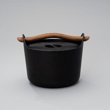 A cast iron pot, manufactured by Rosenlew in the 1960s-70s, Finland.
