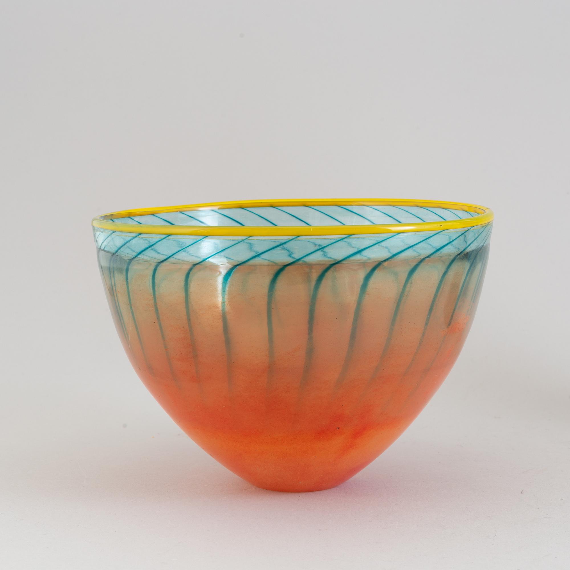 KJELL ENGMAN, skål samt VAS, glas. Kosta Boda Artist Collection.