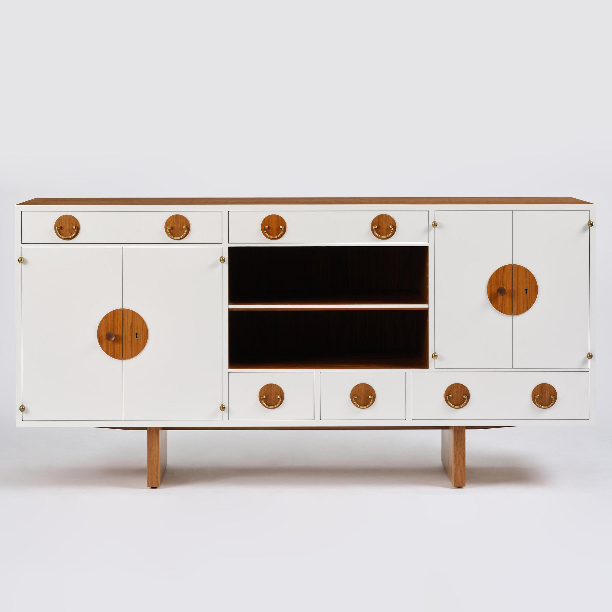 Josef Frank, sideboard, modell 2137, Firma Svenskt Tenn, samtida produktion.