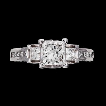 RING, princesslipad diamant, 1.28 ct enl cert EGL samt briljantslipade diamanter, tot. 0.85 ct.