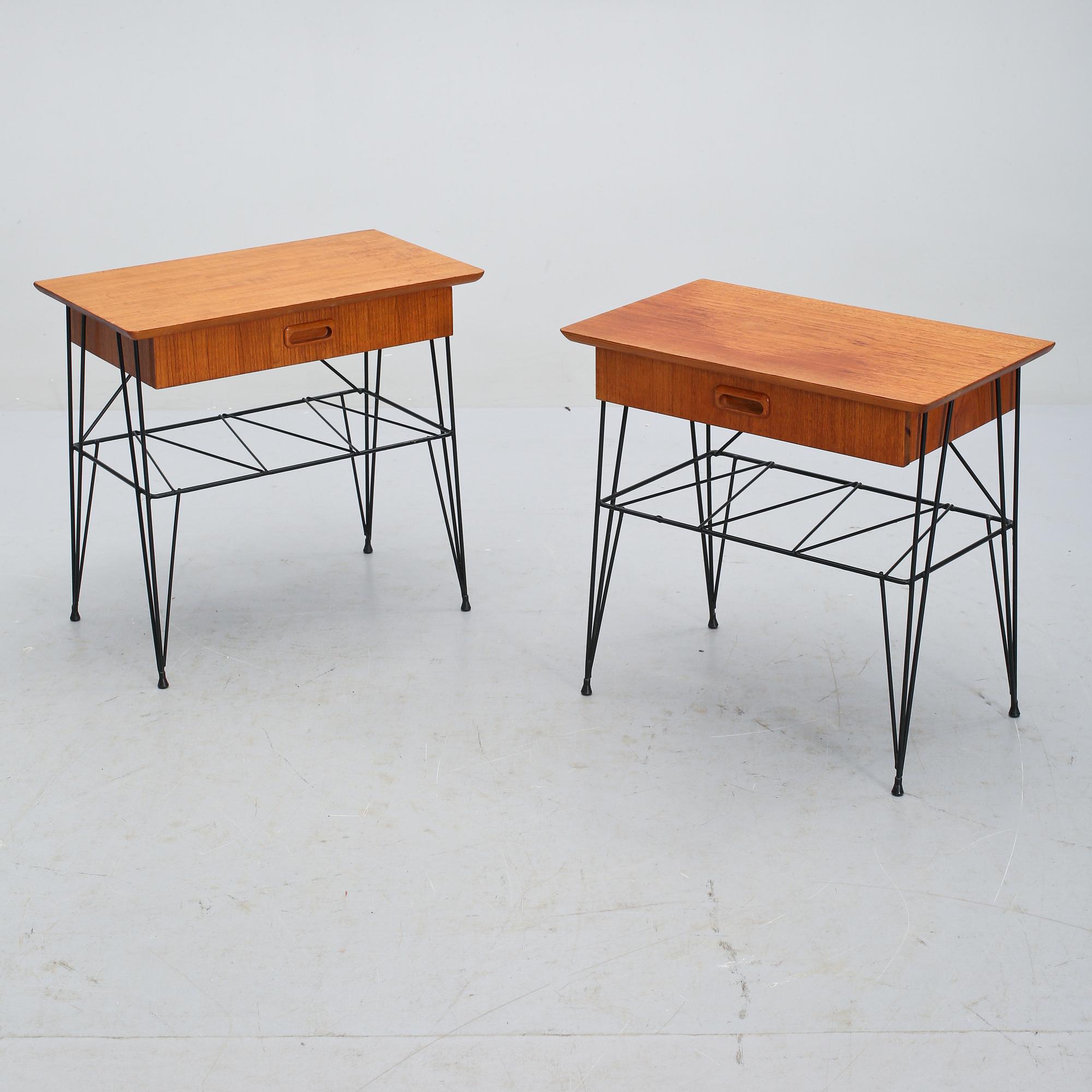 SÄNGBORD, ett par, stringmodell, 1950/60-tal.