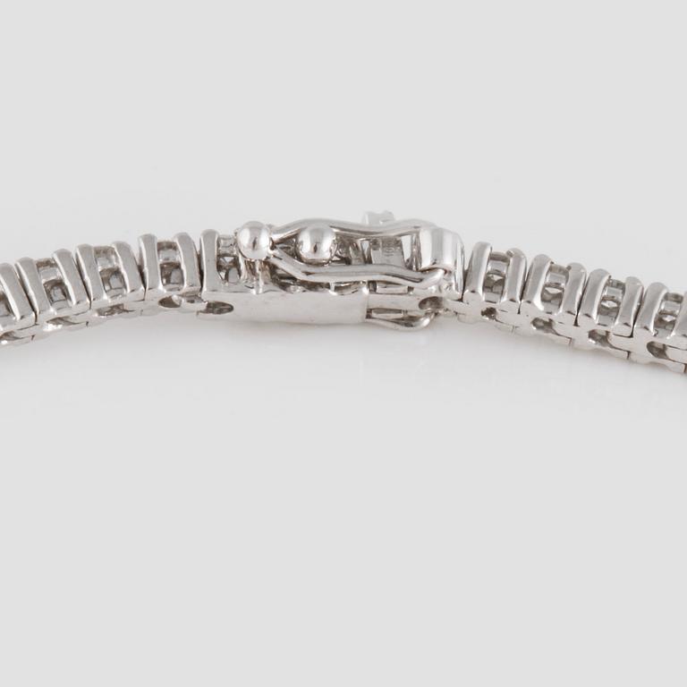 ARMBAND, 18K vitguld med briljantslipade diamanter ca 1.08 ct. Vikt 7,2 gram.