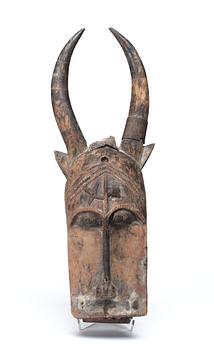 HUVUDPRYDNAD. Buffelhuvud. Trä och metall. Senufo-stammen. Côte d'Ivoire (Elfenbenskusten) 1940-tal. Höjd 42,5 cm.