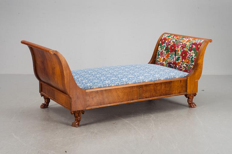 SCHÄSLONG/SÄNG, empire, 1800-talets första hälft.