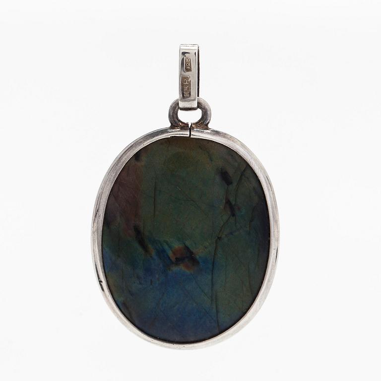 Riipus, hopeaa ja spektroliitti, Kaunis Koru, Helsinki.