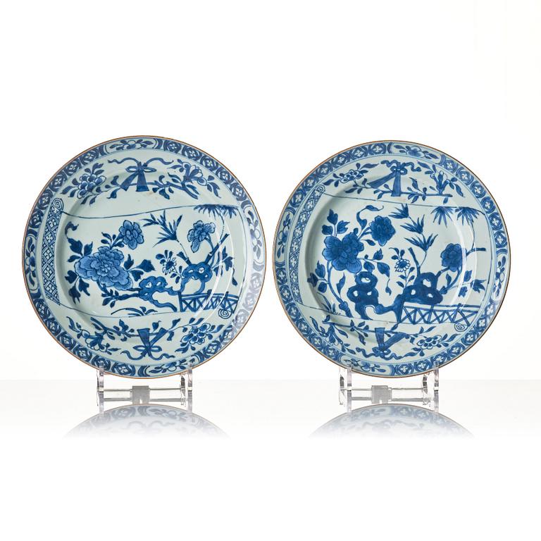 A set of four large blue and white dishes, Qing dynasty, Kangxi (1662-1722).