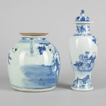 A porcelain teapot and urn with cover, China, Qing dynasty, 19th century.