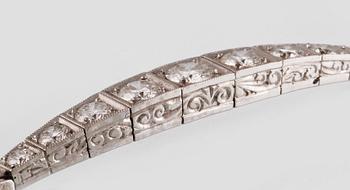 ARMLÄNK, vitguld med 9 briljantslipade diamanter, ca 0.99 ct,  Gustav Dahlgren & Co, Malmö, 1955. Vikt 9,8 gram.