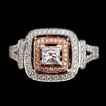 RING, 14 k vitguld, princess och briljanslipade diamanter, tot ca 1,25 ct.