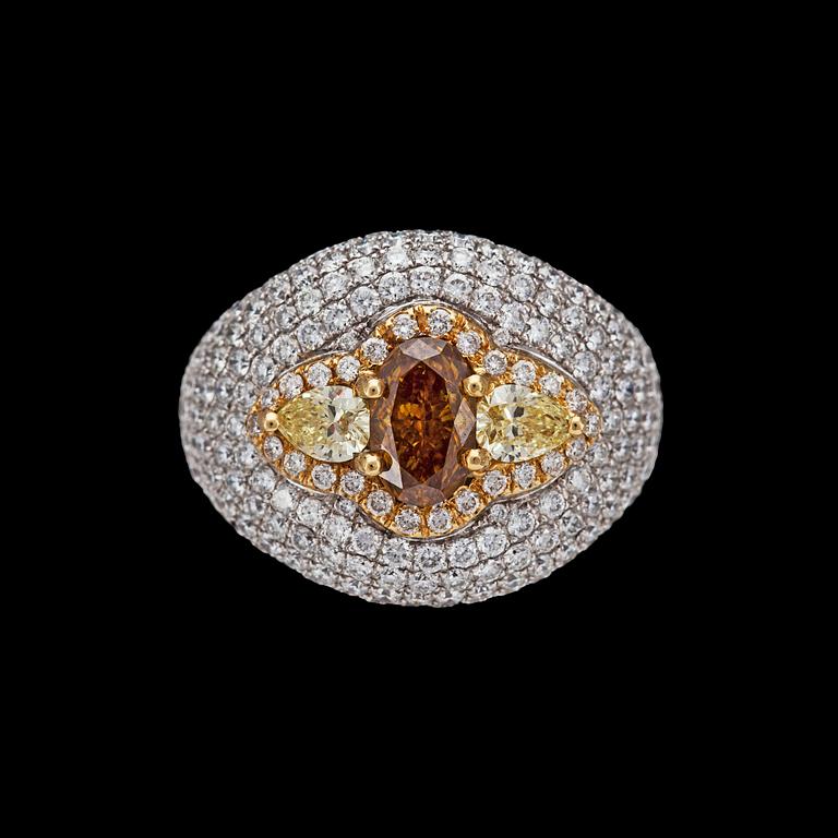 RING, briljantslipade diamanter, tot. 2.78 ct med cognacsfärgad diamant, 1.04 ct, samt två gula droppslipade, tot. 0.50 ct.