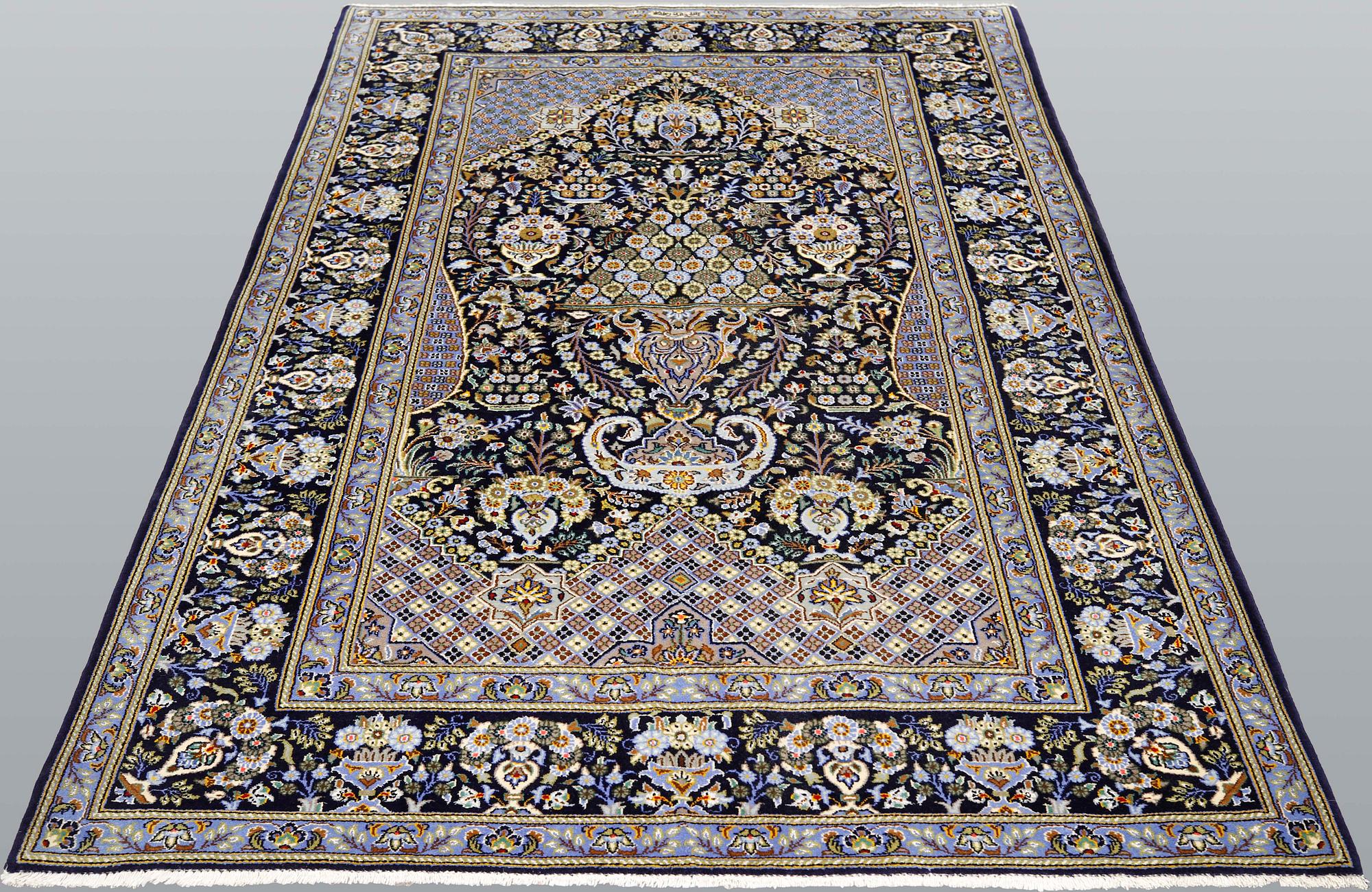 A Kashan rug, ca 206 x 143 cm.