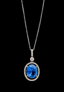 A blue sapphire, 4.70 ct and brilliant cut diamond pendant, tot. app. 0.60 cts.