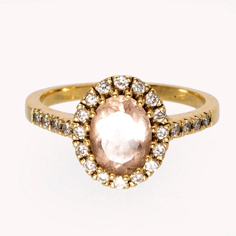 Ring 14K gold with morganite and brilliant-cut diamonds.