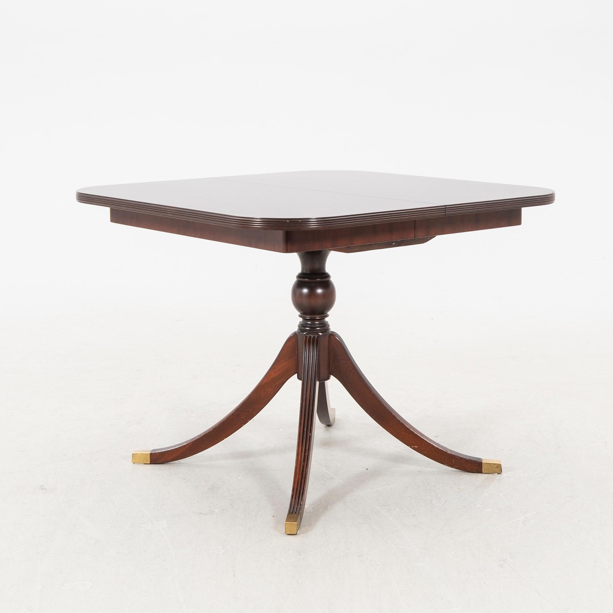 AN English mahogany dining table later part of the 20th century.