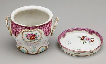 YTTERFODER MED FAT, porslin, Meissen-stil, 1900-talets första hälft.