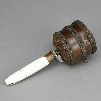 BÖNERULLE, koppar, ben och pergament. Tibet/Nepal, sent 1800-tal. |.